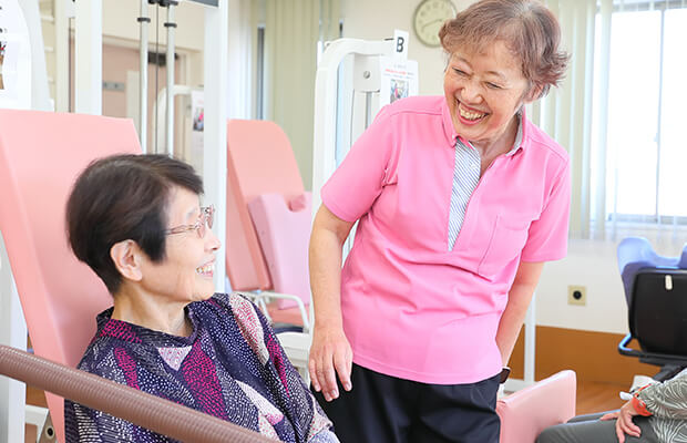 利用者さんと笑顔でコミュニケーションを取る様子
